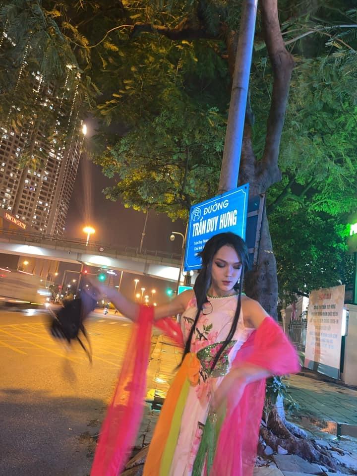 Chị Hằng Mèo Thoại đứng đường Trần Duy Hưng vẫy khách-1