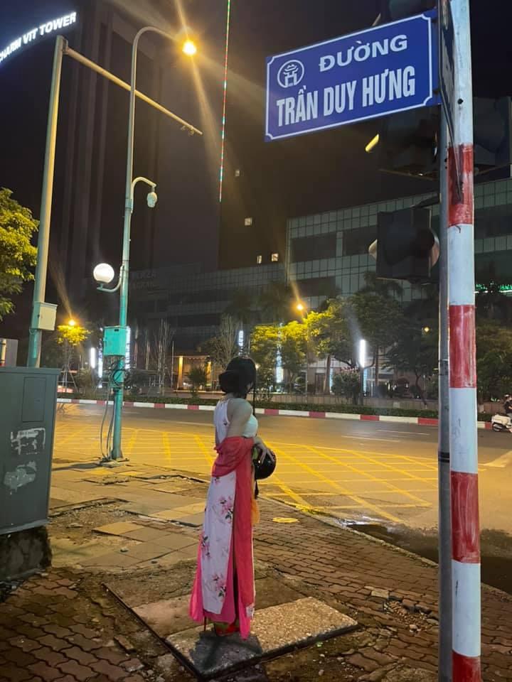 Chị Hằng Mèo Thoại đứng đường Trần Duy Hưng vẫy khách-2