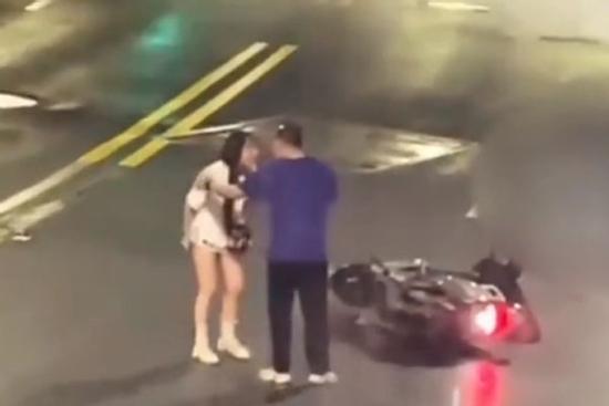 Cặp đôi đã có gia đình ngang nhiên cãi nhau đòi chia tay giữa đêm