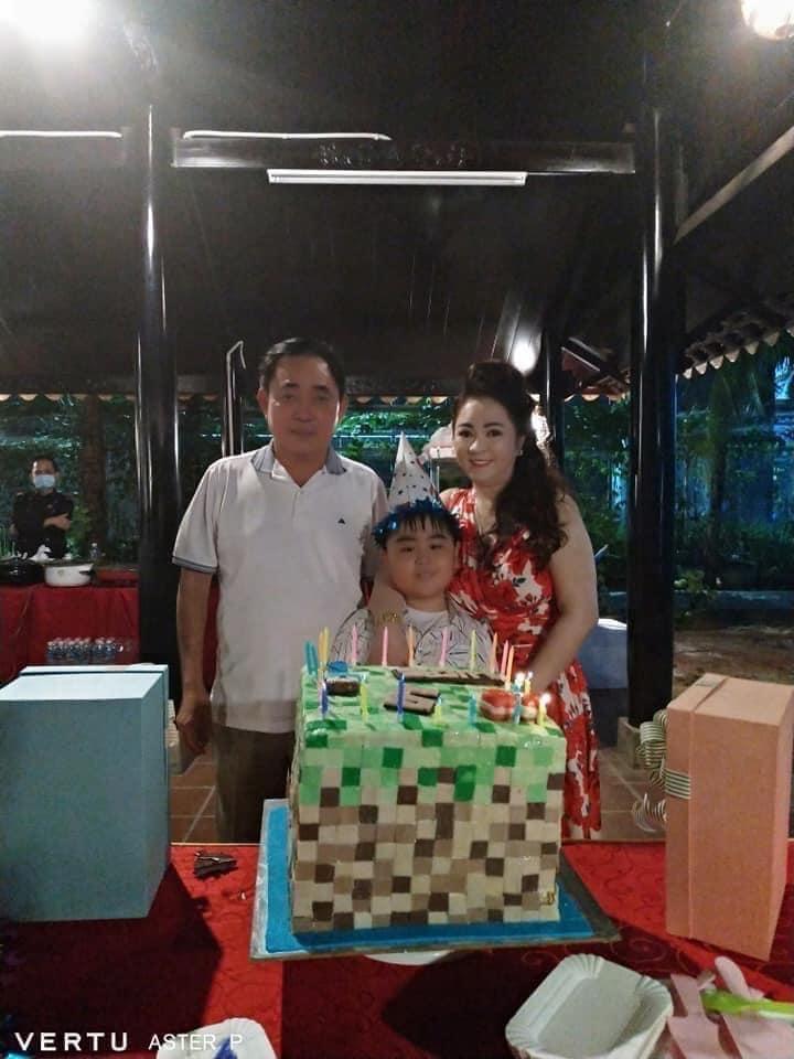 Ảnh xấu nhưng điện thoại bà Phương Hằng quá đẹp giá 120 triệu-1