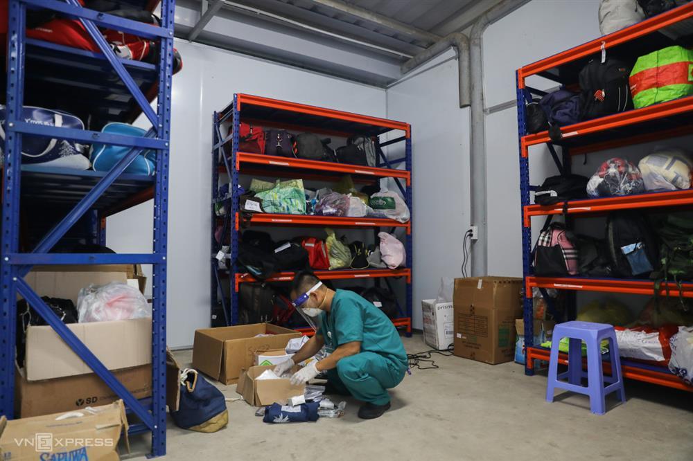 Bật khóc khi nhận kỷ vật cuối cùng của người thân qua đời vì Covid-19-1