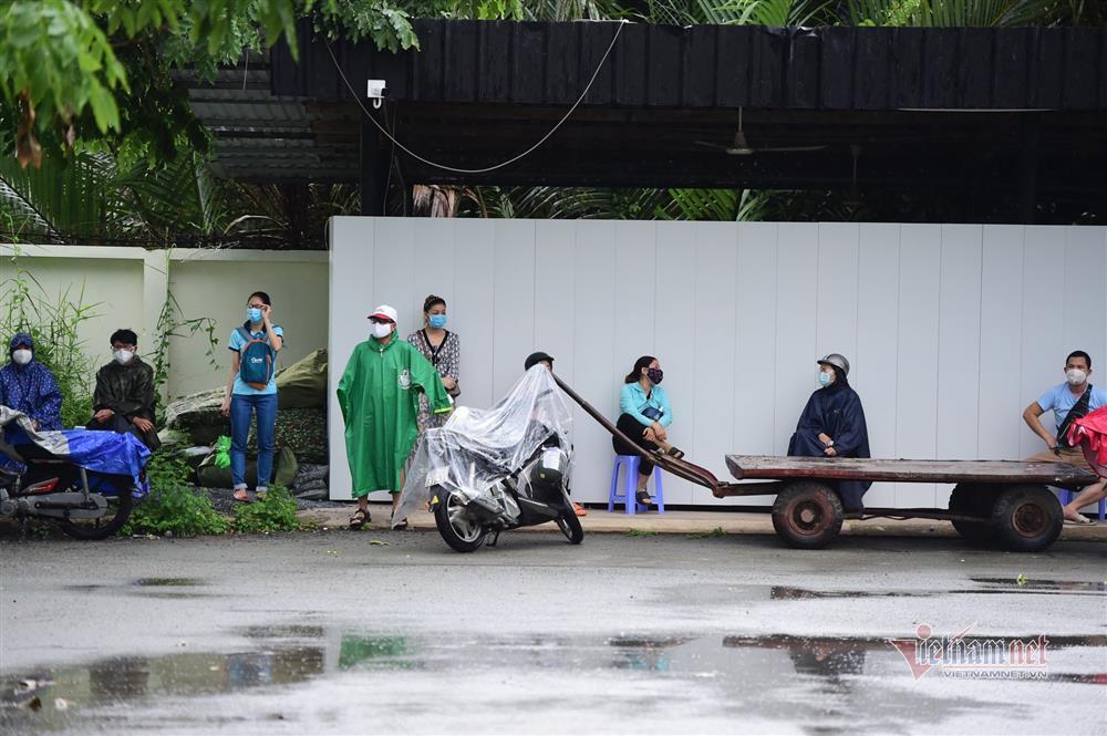 Bật khóc khi nhận kỷ vật cuối cùng của người thân qua đời vì Covid-19-2