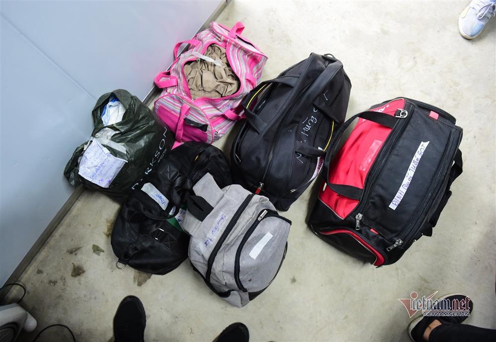 Bật khóc khi nhận kỷ vật cuối cùng của người thân qua đời vì Covid-19-3