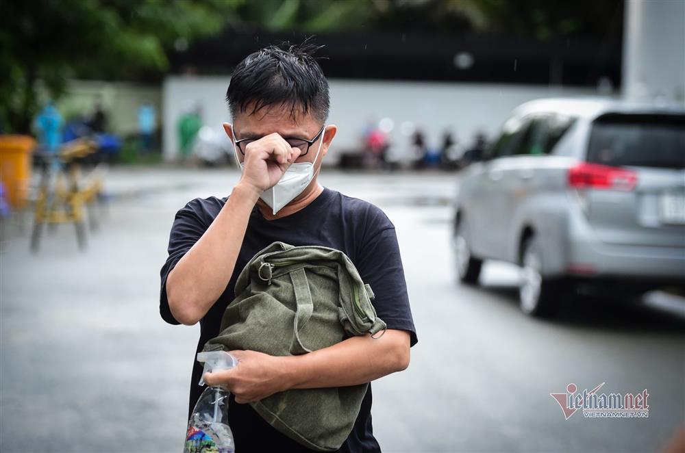 Bật khóc khi nhận kỷ vật cuối cùng của người thân qua đời vì Covid-19-4