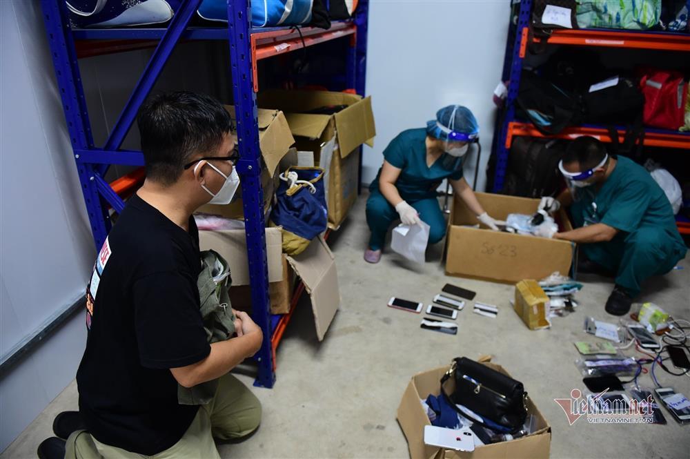 Bật khóc khi nhận kỷ vật cuối cùng của người thân qua đời vì Covid-19-5