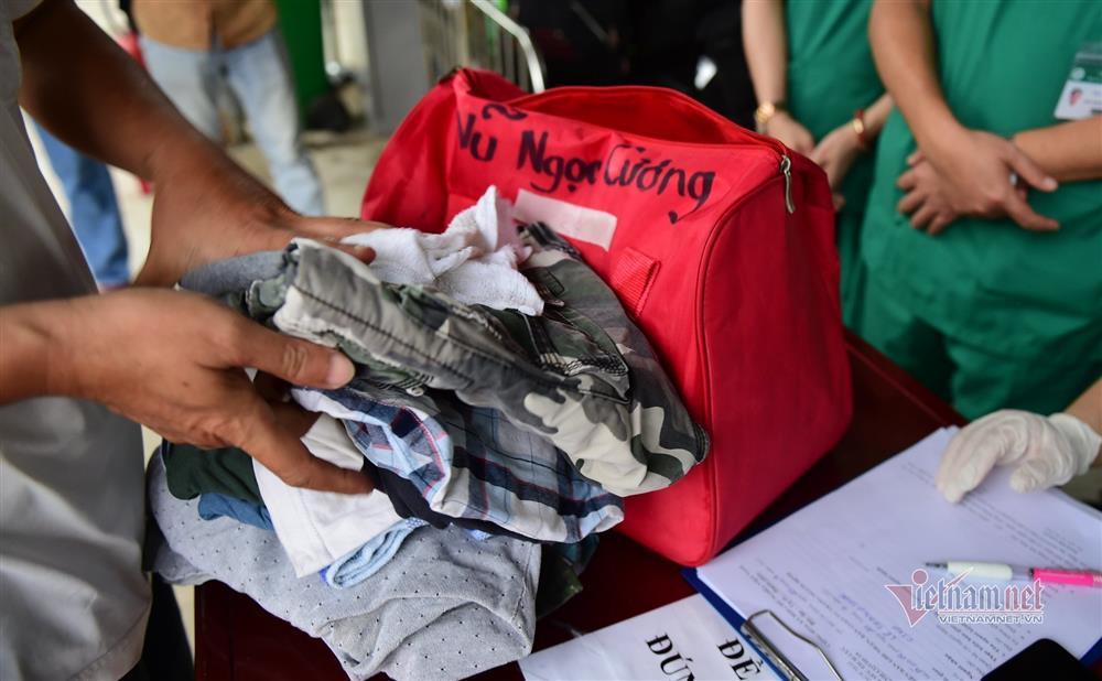 Bật khóc khi nhận kỷ vật cuối cùng của người thân qua đời vì Covid-19-6