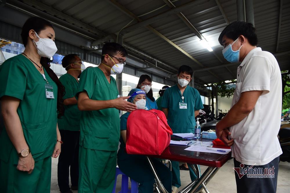 Bật khóc khi nhận kỷ vật cuối cùng của người thân qua đời vì Covid-19-7