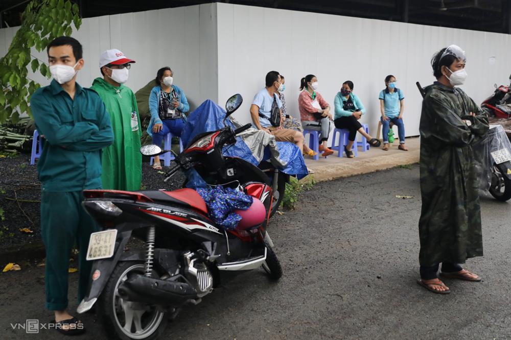 Bật khóc khi nhận kỷ vật cuối cùng của người thân qua đời vì Covid-19-9