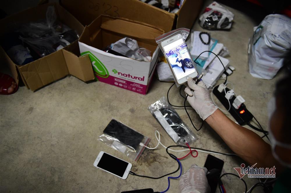 Bật khóc khi nhận kỷ vật cuối cùng của người thân qua đời vì Covid-19-8