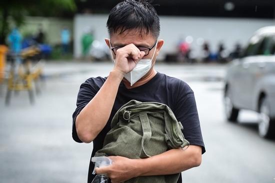 Bật khóc khi nhận kỷ vật cuối cùng của người thân qua đời vì Covid-19