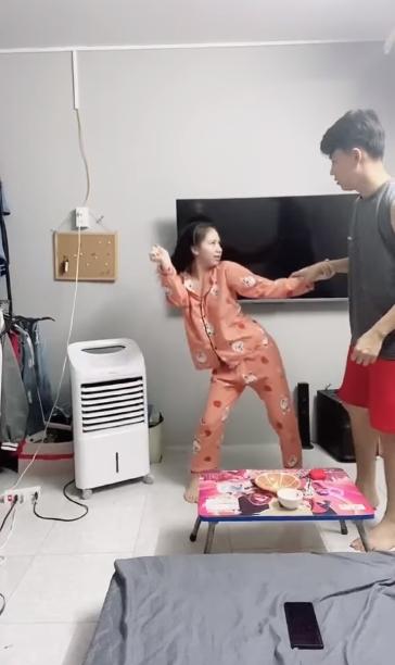 Vợ bỗng lên cơn giả dại khiến chồng thất kinh và cái kết quá hài-2