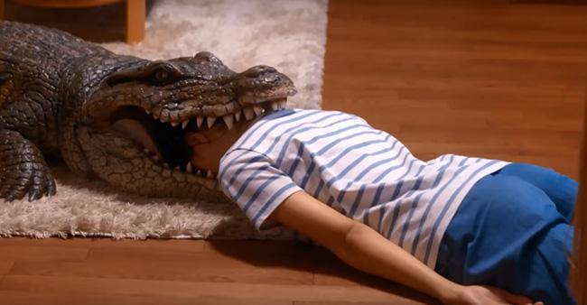 Vợ bỗng lên cơn giả dại khiến chồng thất kinh và cái kết quá hài-3