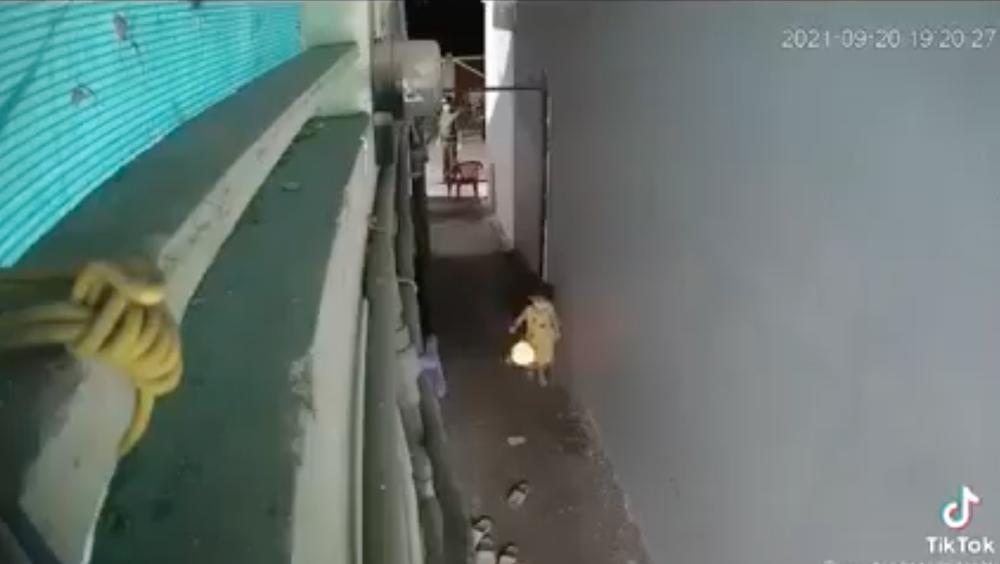 Đang rước đèn, cả đám bỏ chạy riêng trùm cuối ung dung thông chốt-1