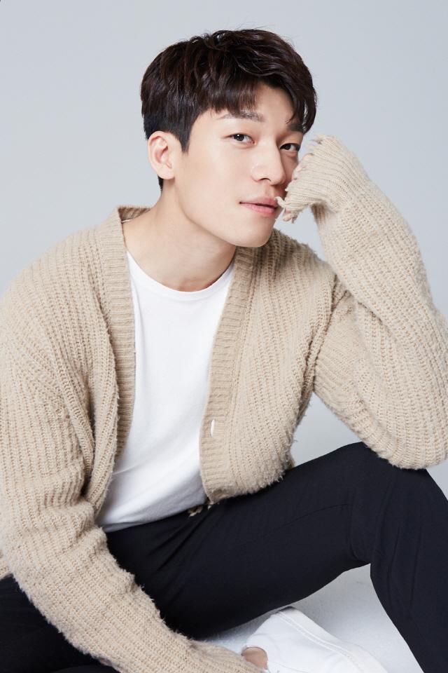 Cảnh sát Squid Game đang khiến hội chị em tìm ráo riết là ai?-3