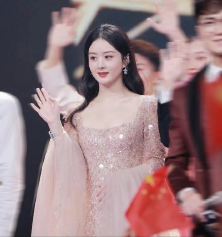 Triệu Lệ Dĩnh bị hạn chế thời lượng lên sóng vì bê bối?-3