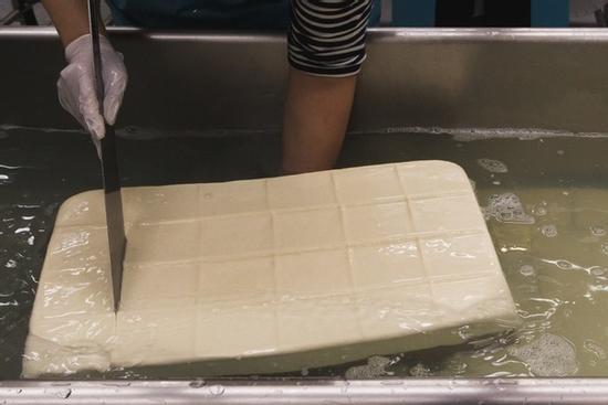 Nhà máy làm thủ công hơn 1.300 kg đậu phụ mỗi ngày