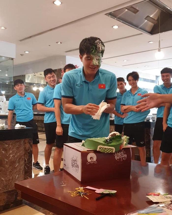 Đức Chinh mặt lấm lem sau tiệc sinh nhật cực vui-1