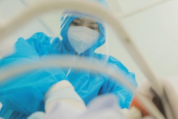 Tầng Thứ 3: Bên trong tầng sinh tử điều trị bệnh nhân COVID-19-11