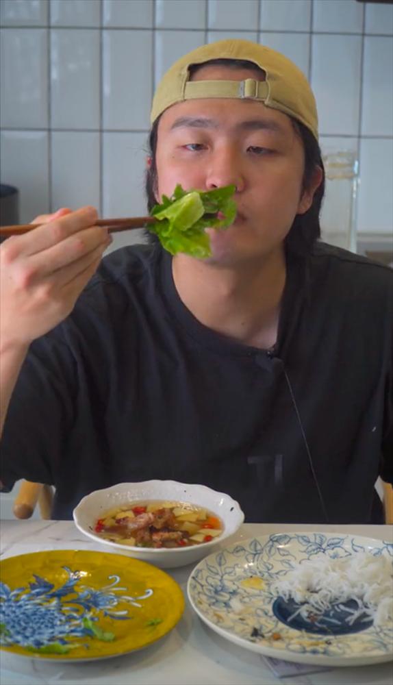 Ăn lại bún chả Hà Nội sau giãn cách, trai Hàn phản ứng mãnh liệt-4