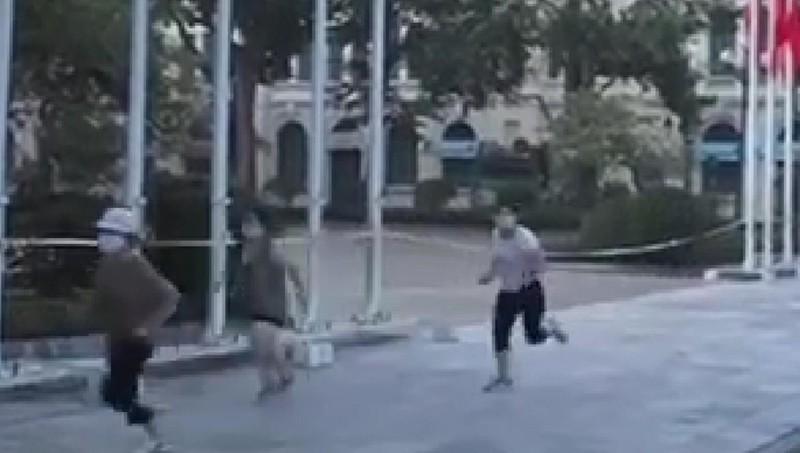 Clip: Ung dung đi thể dục, 4 bà thím tốc biến khi thấy công an-1