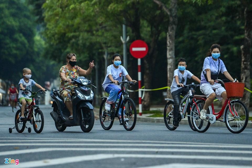 Cảnh đạp xe xung quanh hồ Hoàn Kiếm lại tràn ngập, thậm chí có cả trẻ em đi cùng người lớn.