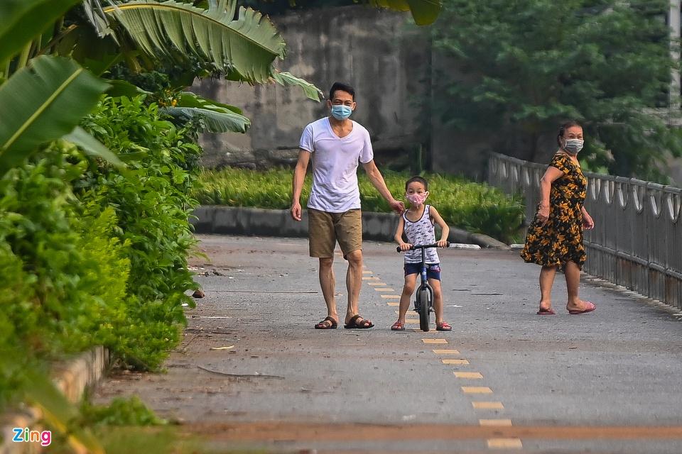 Tại khu vực tuyến đường đi bộ ven sông Tô Lịch, người đàn ông dắt trẻ em đi xe đạp. Anh sau đó lập tức bỏ chạy khi thấy ống kính phóng viên.