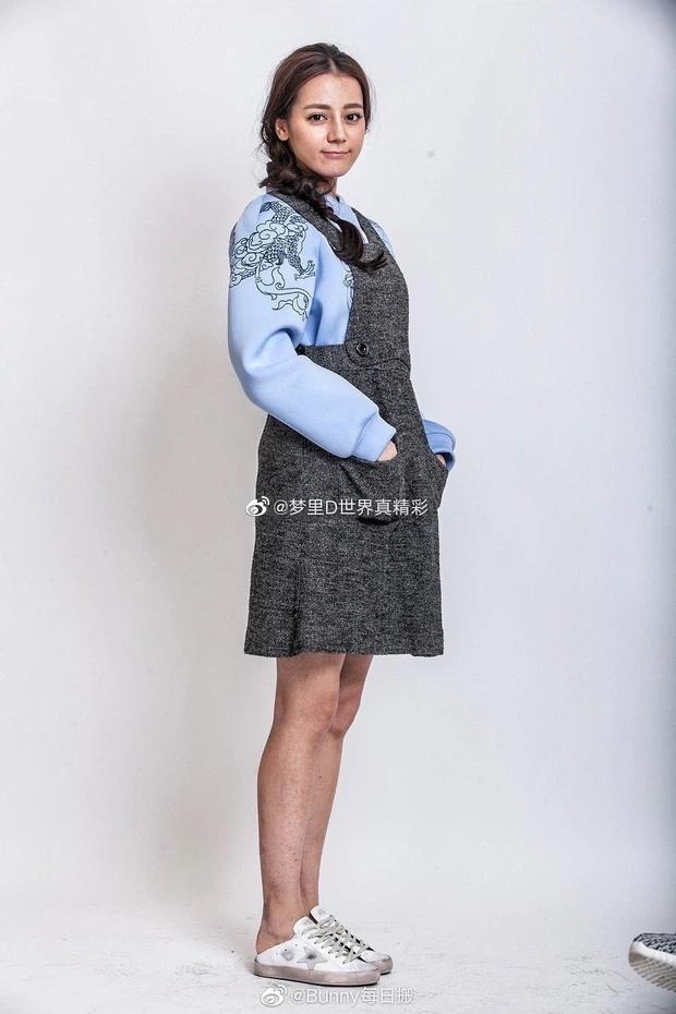 Gương mặt đầy khuyết điểm và đôi chân hoa gấm của Địch Lệ Nhiệt Ba-2