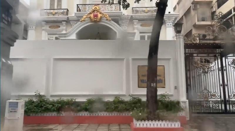 Trang Trần cưỡi xế hộp thăm nhà nữ đại gia sinh năm 1971-2