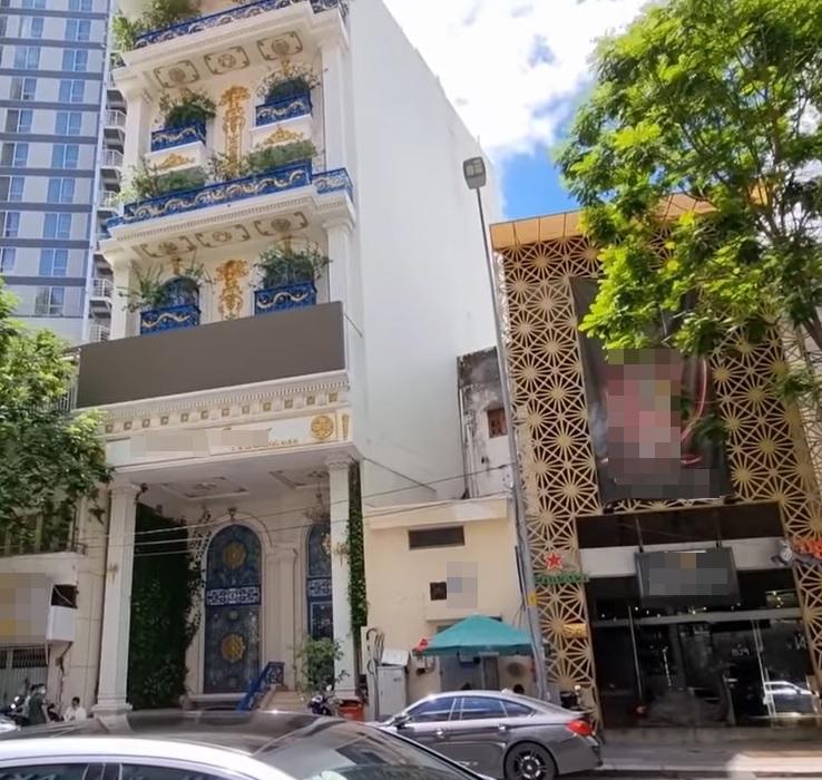 Trang Trần cưỡi xế hộp thăm nhà nữ đại gia sinh năm 1971-9