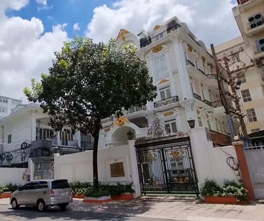 Trang Trần cưỡi xế hộp thăm nhà nữ đại gia sinh năm 1971-8