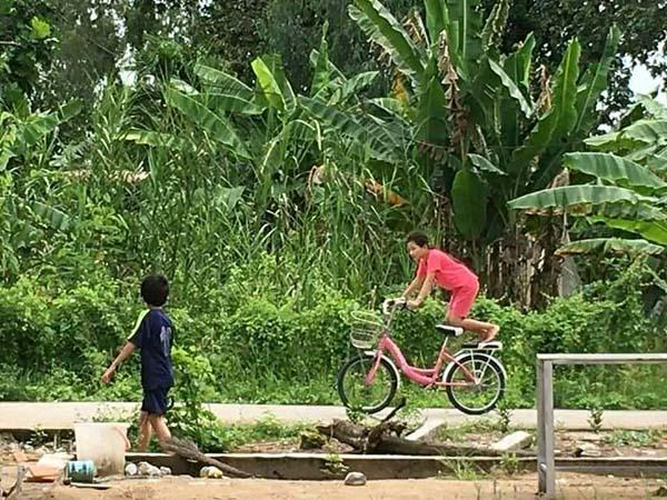 Các mẹ xin quỳ khi nhìn cô con gái thùy mị nết na đến thế là cùng!-2