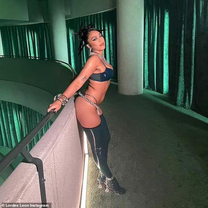 Con gái Madonna lại khoe lông nách khi quảng bá nội y cho Rihanna-4