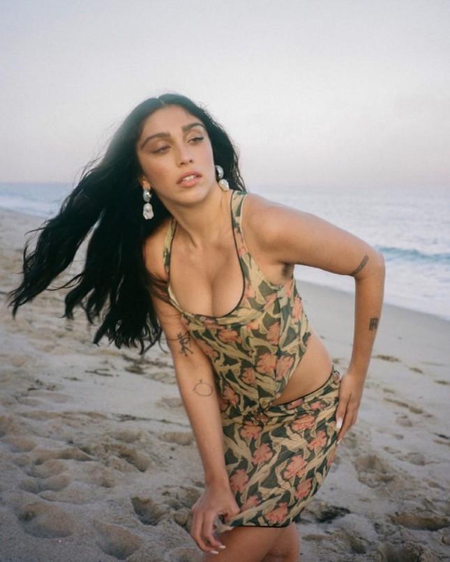 Con gái Madonna lại khoe lông nách khi quảng bá nội y cho Rihanna-6