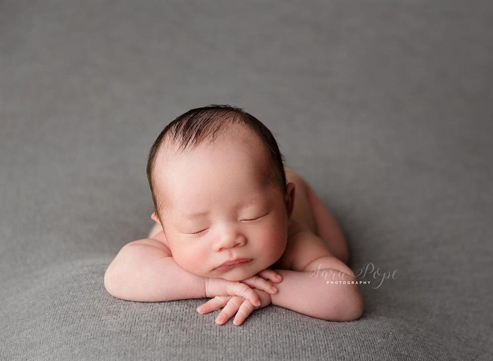 Ảnh cận mặt nét căng của cậu út nhà Phạm Hương-5