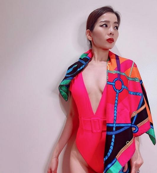 Tuổi 40, Lệ Quyên tự tin diện áo tắm khoe nửa bầu ngực-3