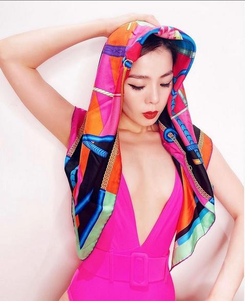 Tuổi 40, Lệ Quyên tự tin diện áo tắm khoe nửa bầu ngực-4