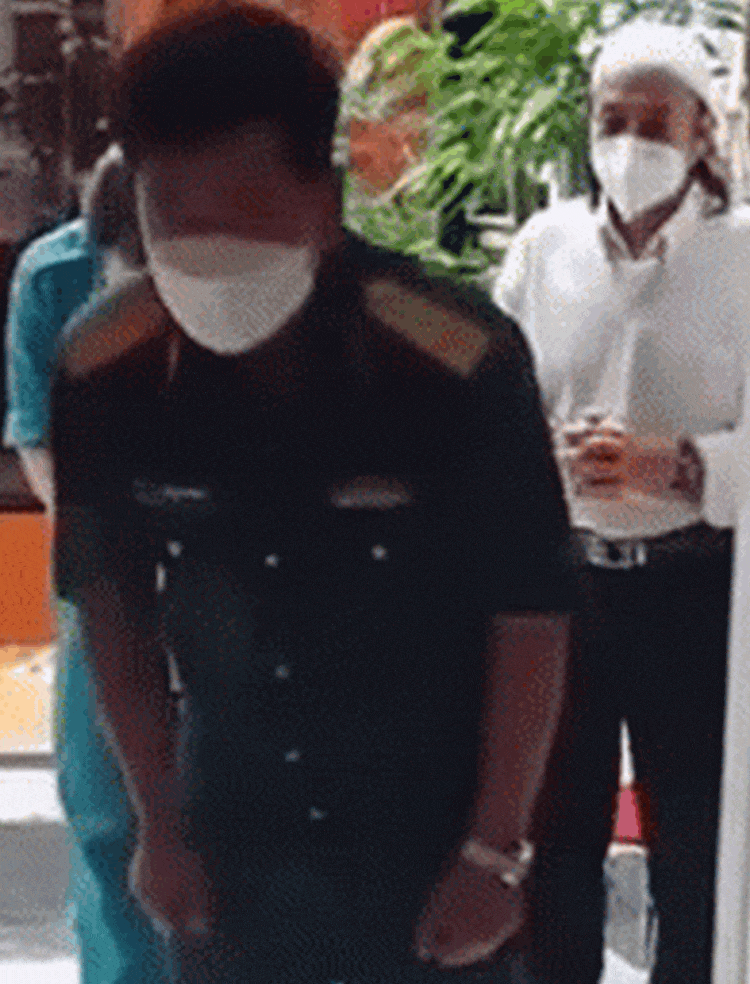 Bộ đội đưa hũ tro cốt đến cổng, con trai kêu mẹ về rồi rơi nước mắt-1