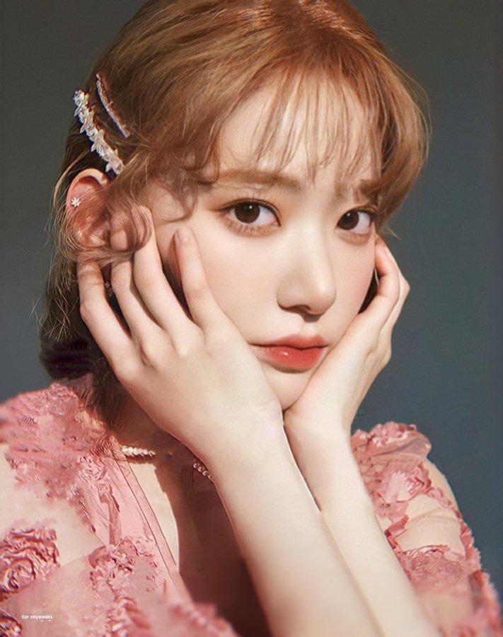 Truyền thông đưa tin Miyawaki Sakura đã chính thức ký hợp đồng độc quyền với Source Music để chuẩn bị ra mắt trong nhóm nhạc nữ mới. Một cựu thành viên IZ*ONE khác là Kim Chae Won cũng được cho là đã ký hợp đồng với Source Music gần đây, để ra mắt trong cùng một nhóm nhạc nữ mới với Sakura.