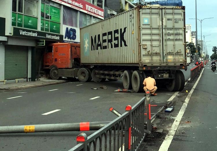 TP.HCM: Tài xế buồn ngủ, lao container vào 1 ngân hàng-2