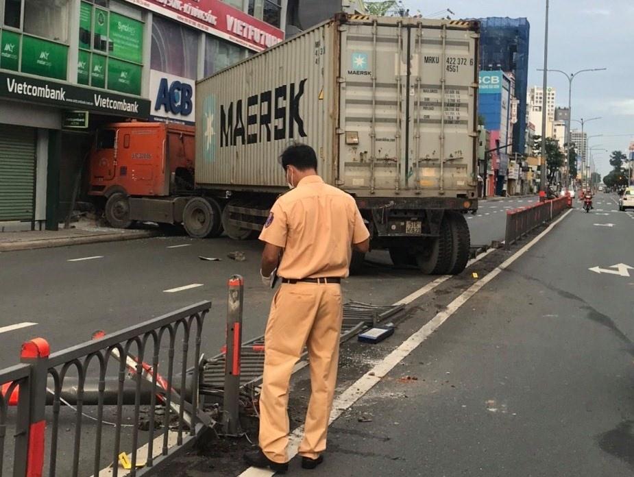 TP.HCM: Tài xế buồn ngủ, lao container vào 1 ngân hàng-1
