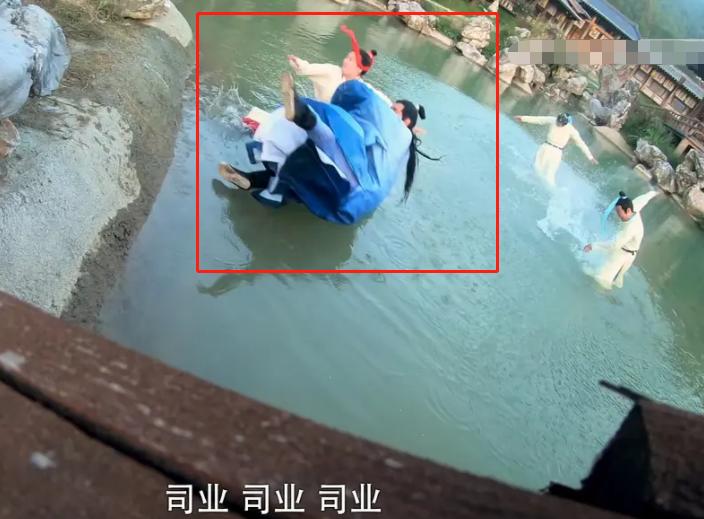 Sạn phim Triệu Lộ Tư: Tóc nhuộm hiện đại, thế thân thấy rõ-6