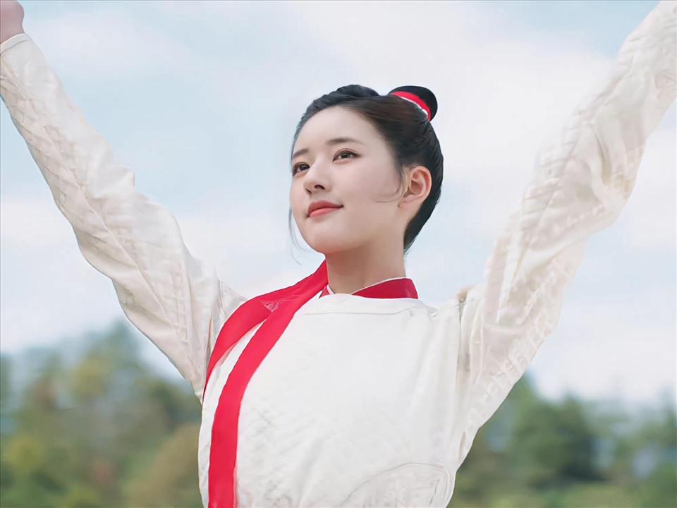 Sạn phim Triệu Lộ Tư: Tóc nhuộm hiện đại, thế thân thấy rõ-2