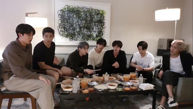 Staff của BTS bị nghi đọc trang antifan ngay trước mặt các thành viên-1