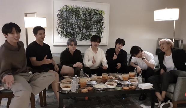 Staff của BTS bị nghi đọc trang antifan ngay trước mặt các thành viên-2