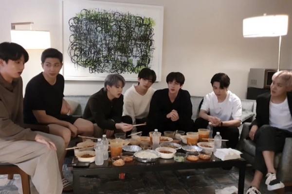 Knet khó chịu khi công ty lấy hộ chiếu ngoại giao của BTS để kiếm tiền-6