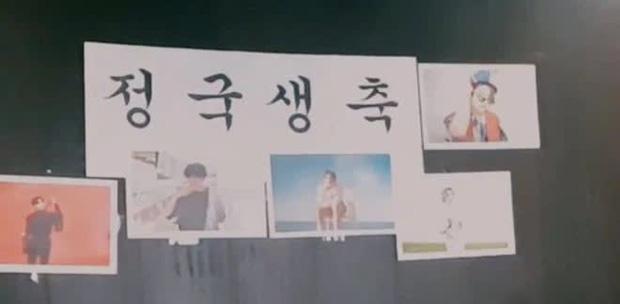 Staff của BTS bị nghi đọc trang antifan ngay trước mặt các thành viên-7