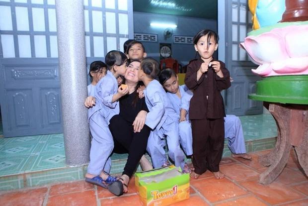 Xót lòng con nuôi Phi Nhung giàn giụa nước mắt mong mẹ về-2