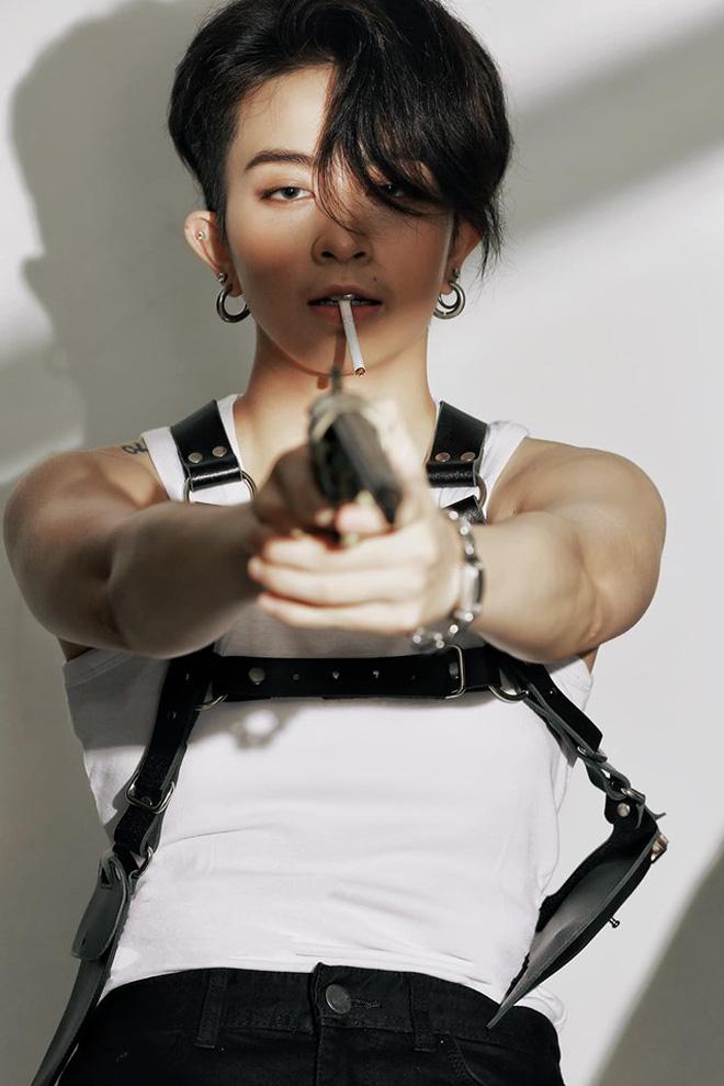 Gil Lê diện áo thun ôm sát, khoe body mlem trên biển-2