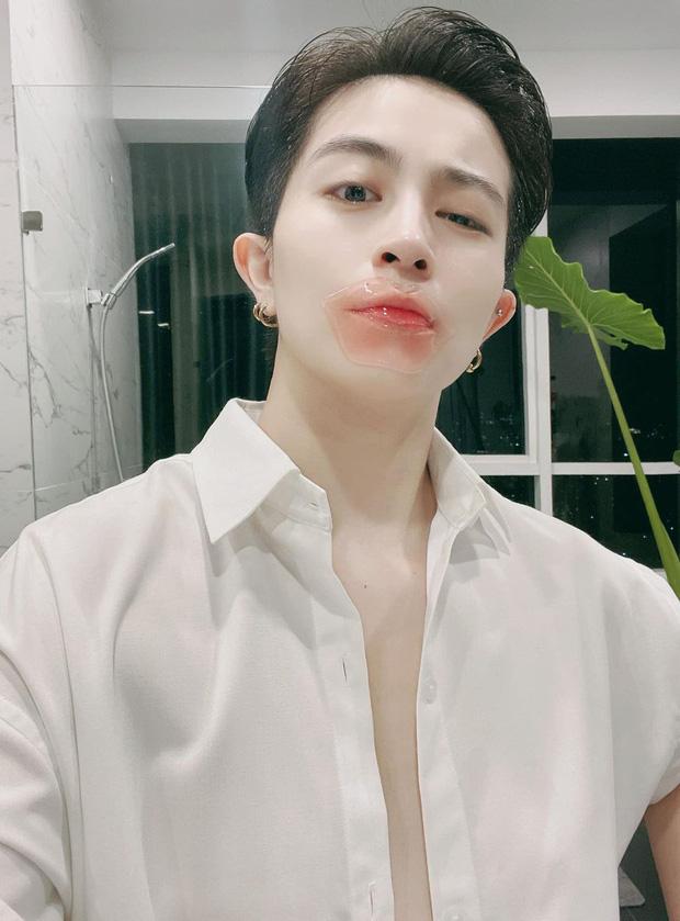 Gil Lê diện áo thun ôm sát, khoe body mlem trên biển-5