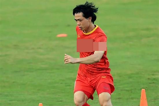 Công Phượng nhận đẹp trai bị fan soi chi tiết 'phá game'